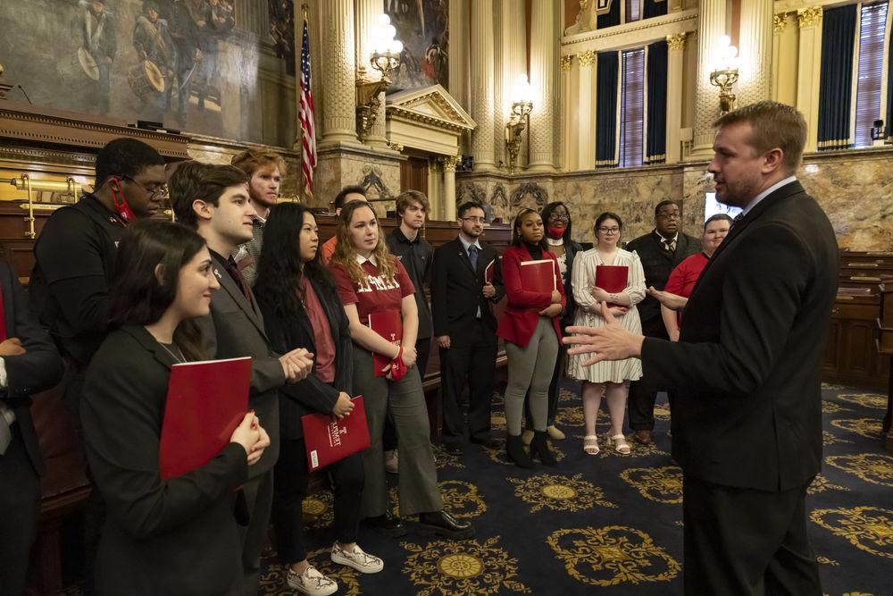 宾夕法尼亚州众议院议长布莱恩·卡特勒在2022年“国会山猫头鹰”倡议日期间会见了学生.
